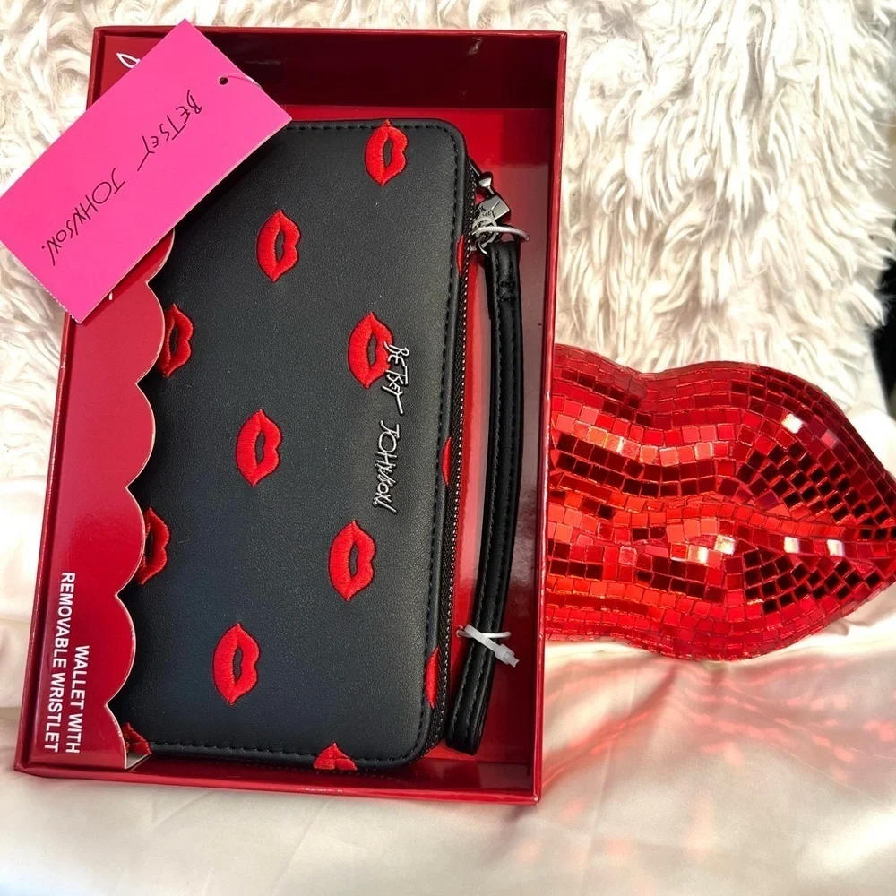 💋💋BETSEY JOHNSON STUNNING LIP ZIP AROUND WALLET/WRISTLET💋💋NWT